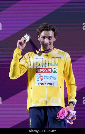 Roma, Italie. 13 juin 2024. Le médaillé d'or suédois Armand Duplantis célèbre lors de la cérémonie de remise des médailles pour la voûte à la perche masculine lors de la 26e édition des Championnats d'Europe d'athlétisme de Rome 2024 au stade olympique de Rome, Italie - mercredi 12 juin 2024 - Sport, Athlétisme (photo de Fabrizio Corradetti/LaPresse) crédit : LaPresse/Alamy Live News Banque D'Images