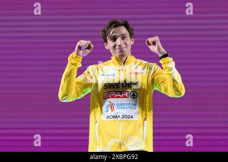Roma, Italie. 13 juin 2024. Le médaillé d'or suédois Armand Duplantis célèbre lors de la cérémonie de remise des médailles pour la voûte à la perche masculine lors de la 26e édition des Championnats d'Europe d'athlétisme de Rome 2024 au stade olympique de Rome, Italie - mercredi 12 juin 2024 - Sport, Athlétisme (photo de Fabrizio Corradetti/LaPresse) crédit : LaPresse/Alamy Live News Banque D'Images