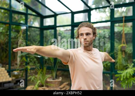 Praticien de yoga masculin caucasien tenant la pose avec une expression ciblée Banque D'Images