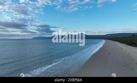 Belle étendue de plage sous nuage Banque D'Images