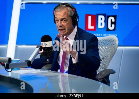 Le leader réformiste britannique Nigel Farage lors de LBC, Nick Ferrari au Breakfast Show à Global à Leicester Square, Londres, alors qu'il est sur la piste de la campagne électorale générale. Date de la photo : jeudi 13 juin 2024. Banque D'Images