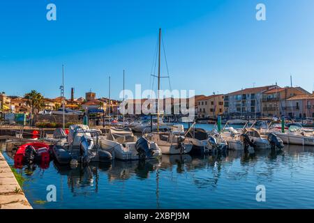 Vue panoramique sur le port de Mèze dans l'Hérault, en Occitanie Banque D'Images