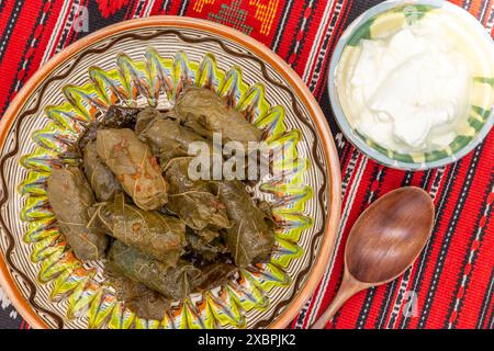 feuilles de vin rouleaux de viande emballés, cuisine balkanique sarma Banque D'Images