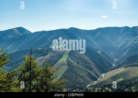 Vallée de Vratna et crête principale des montagnes Mala Fatra entre Stoh et Steny colline de Sokolie colline en Slovaquie pendant belle journée de fin d'été Banque D'Images