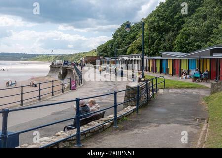 Filey, North Yorkshire, Angleterre, Royaume-Uni, vue sur la plage de sable et la promenade sur le front de mer de la station balnéaire Banque D'Images