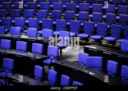 Leere Stuehle im Deutschen Bundestag. Berlin, 13.06.2024. Berlin Deutschland *** chaises vides au Bundestag allemand Berlin, 13 06 2024 Berlin allemand Banque D'Images