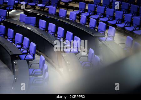 Leere Stuehle im Deutschen Bundestag. Berlin, 13.06.2024. Berlin Deutschland *** chaises vides au Bundestag allemand Berlin, 13 06 2024 Berlin allemand Banque D'Images