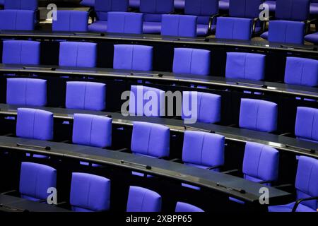 Leere Stuehle im Deutschen Bundestag. Berlin, 13.06.2024. Berlin Deutschland *** chaises vides au Bundestag allemand Berlin, 13 06 2024 Berlin allemand Banque D'Images