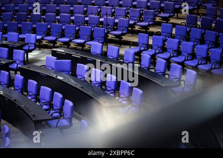 Leere Stuehle im Deutschen Bundestag. Berlin, 13.06.2024. Berlin Deutschland *** chaises vides au Bundestag allemand Berlin, 13 06 2024 Berlin allemand Banque D'Images