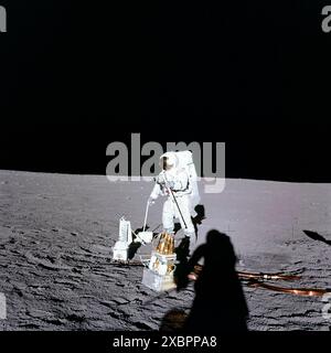 L'astronaute Alan L. Bean déploie des composants de l'Apollo Lunar surface Experiments Package (ALSEP) lors de la première promenade lunaire le 19 novembre 1969. Photographie prise par Pete Conrad. Banque D'Images