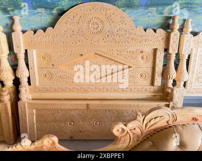 Cadre de lit en bois magnifiquement sculpté dans l'atelier de menuisier Banque D'Images