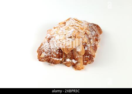 Croissant aux amandes. pâte feuilletée, délicate crème frangipane aux amandes, enrichie de beurre. Sur le dessus, le croissant a un soupçon de flocons d'amande et de pow Banque D'Images