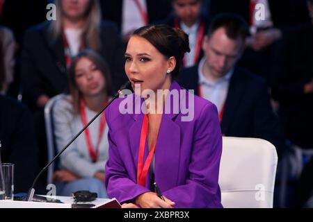 Saint-Pétersbourg, Russie. 08 juin 2024. Valeria Chekalina, blogueuse, participe à une session sur la révolution de la blogosphère : la tendance vers la pleine conscience dans le cadre du Forum économique international de Petersburg 2024 (SPIEF 2024). (Photo de Maksim Konstantinov/SOPA images/SIPA USA) crédit : SIPA USA/Alamy Live News Banque D'Images