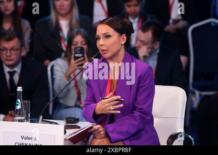 Saint-Pétersbourg, Russie. 08 juin 2024. Valeria Chekalina, blogueuse, participe à une session sur la révolution de la blogosphère : la tendance vers la pleine conscience dans le cadre du Forum économique international de Petersburg 2024 (SPIEF 2024). (Photo de Maksim Konstantinov/SOPA images/SIPA USA) crédit : SIPA USA/Alamy Live News Banque D'Images