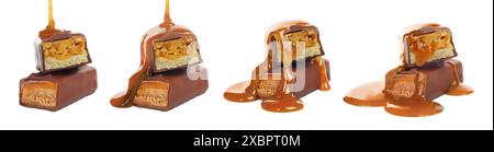 Set de verser du caramel sur des barres de chocolat cassées, isolé sur un fond blanc Banque D'Images