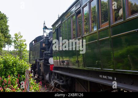 Locomotive à vapeur IVATT CLASSE 2, no 41298, tractant un train de la gare de Havenstreet sur le chemin de fer à vapeur de l'île de Wight, île de Wight, Angleterre, Royaume-Uni Banque D'Images