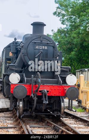 Ivatt Class 2, moteur de char 41298 transporte un train jusqu'à la gare de Havenstreet sur le chemin de fer à vapeur de l'île de Wight, Angleterre, Royaume-Uni Banque D'Images