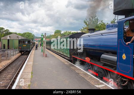 Deux trains sur les plates-formes montantes et descendantes attendant tous deux de quitter la gare de Havenstreet sur le chemin de fer à vapeur de l'île de Wight, île de Wight, Angleterre, Royaume-Uni Banque D'Images