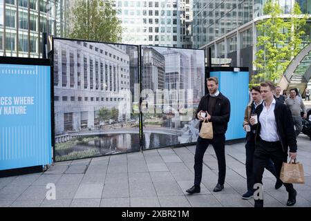 Planches entourant le projet de réaménagement de la transformation de Middle Dock au cœur du quartier financier de Canary Wharf le 7 mai 2024 à Londres, au Royaume-Uni. Le développement est en partenariat avec le projet Eden et fournira de nouveaux espaces publics, la plantation et l'accès aux voies navigables dans le cadre d'un projet plus large du Canary Wharf Estate. Canary Wharf est une zone située près de l'île des chiens dans le quartier londonien de Tower Hamlets et est définie par la Greater London Authority comme faisant partie du quartier central des affaires de Londres. Banque D'Images