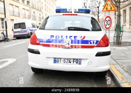 Paris, France. 12 juin 2024. Une voiture de police (camion, fourgonnette) traverse la ville assurant la sécurité à Paris, France le 12 juin 2024. La police nationale française en action. Photo de Victor Joly/ABACAPRESS. COM Credit : Abaca Press/Alamy Live News Banque D'Images