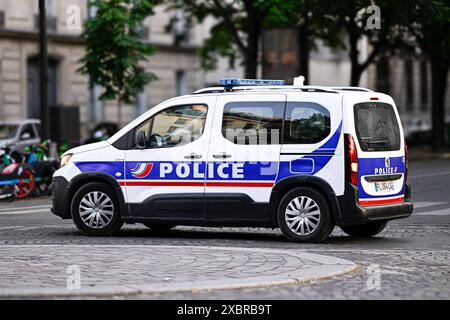 Paris, France. 12 juin 2024. Une voiture de police (camion, fourgonnette) traverse la ville assurant la sécurité à Paris, France le 12 juin 2024. La police nationale française en action. Photo de Victor Joly/ABACAPRESS. COM Credit : Abaca Press/Alamy Live News Banque D'Images