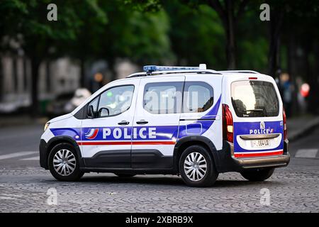 Paris, France. 12 juin 2024. Une voiture de police (camion, fourgonnette) traverse la ville assurant la sécurité à Paris, France le 12 juin 2024. La police nationale française en action. Photo de Victor Joly/ABACAPRESS. COM Credit : Abaca Press/Alamy Live News Banque D'Images