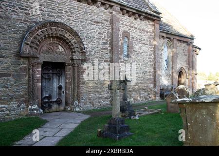 La porte d'entrée de l'église Kilpeck dans le Herefordshire est une église romane normande, considérée comme l'un des plus beaux exemples de son genre Banque D'Images