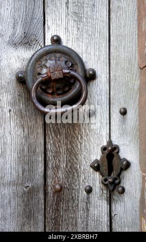 Poignée de porte de l'église Kilpeck dans le Herefordshire, une église romane normande, considérée comme l'un des plus beaux exemples de son genre Banque D'Images