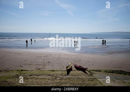 Kayakistes sur la plage nord au large du Cobble Landing à Filey, North Yorkshire East Coast, nord de l'Angleterre, Royaume-Uni Banque D'Images