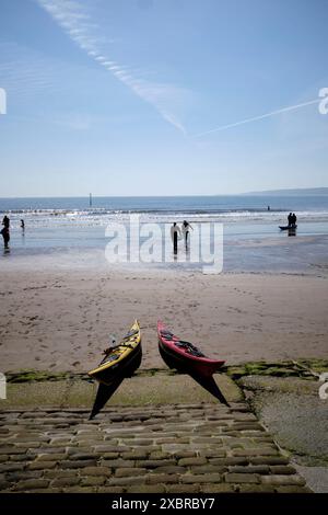 Kayakistes sur la plage nord au large du Cobble Landing à Filey, North Yorkshire East Coast, nord de l'Angleterre, Royaume-Uni Banque D'Images