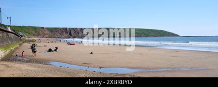 Kayakistes sur la plage nord au large du Cobble Landing à Filey, North Yorkshire East Coast, nord de l'Angleterre, Royaume-Uni Banque D'Images