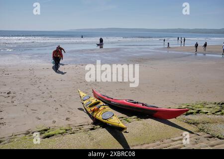 Kayakistes sur la plage nord au large du Cobble Landing à Filey, North Yorkshire East Coast, nord de l'Angleterre, Royaume-Uni Banque D'Images