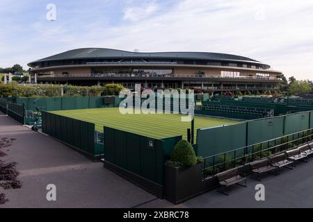 Vue sur court 14 en regardant vers No.1 court lors d'une journée de prévisualisation au All England Lawn Tennis and Croquet Club avant les Championnats de tennis de Wimbledon 2024. Date de la photo : jeudi 13 juin 2024. Banque D'Images