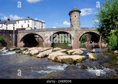 Monnow Bridge and Gateway à Monmouth est le seul pont fluvial fortifié restant en Grande-Bretagne, un bâtiment classé Grade I et monument classé. Banque D'Images