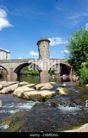 Monnow Bridge and Gateway à Monmouth est le seul pont fluvial fortifié restant en Grande-Bretagne, un bâtiment classé Grade I et monument classé. Banque D'Images