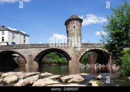 Monnow Bridge and Gateway à Monmouth est le seul pont fluvial fortifié restant en Grande-Bretagne, un bâtiment classé Grade I et monument classé. Banque D'Images