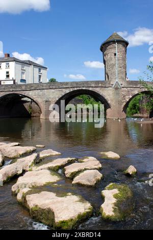 Monnow Bridge and Gateway à Monmouth est le seul pont fluvial fortifié restant en Grande-Bretagne, un bâtiment classé Grade I et monument classé. Banque D'Images