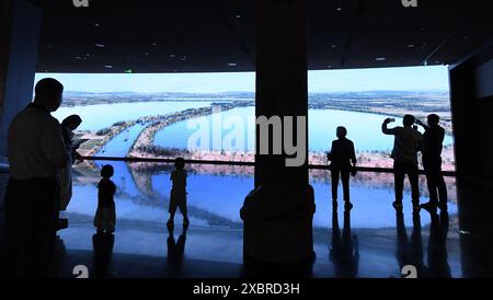 (240613) -- HANGZHOU, 13 juin 2024 (Xinhua) -- les gens visitent le musée du Grand canal Beijing-Hangzhou à Hangzhou, dans la province du Zhejiang, dans l'est de la Chine, le 12 juin 2024. Avec une histoire de plus de 2 500 ans, le Grand canal, reliant Pékin et Hangzhou dans la province du Zhejiang de l'est de la Chine, a servi d'artère de transport importante dans la Chine ancienne. Le canal a été classé au patrimoine mondial de l'UNESCO en Chine en juin 2014. Ces dernières années, les autorités locales ont donné la priorité à la protection du site tout en promouvant continuellement la protection du patrimoine culturel, la réutilisation des reliques industrielles Banque D'Images