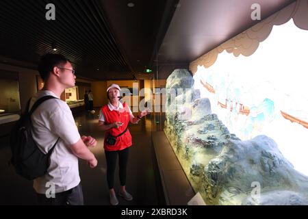 (240613) -- HANGZHOU, 13 juin 2024 (Xinhua) -- Un homme visite le musée du Grand canal Beijing-Hangzhou à Hangzhou, dans la province du Zhejiang, dans l'est de la Chine, le 12 juin 2024. Avec une histoire de plus de 2 500 ans, le Grand canal, reliant Pékin et Hangzhou dans la province du Zhejiang de l'est de la Chine, a servi d'artère de transport importante dans la Chine ancienne. Le canal a été classé au patrimoine mondial de l'UNESCO en Chine en juin 2014. Ces dernières années, les autorités locales ont donné la priorité à la protection du site tout en promouvant continuellement la protection du patrimoine culturel, la réutilisation des reliques industrielles Banque D'Images