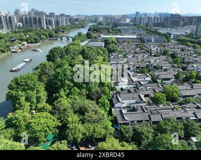 (240613) -- HANGZHOU, 13 juin 2024 (Xinhua) -- une photo prise par un drone aérien le 12 juin 2024 montre une vue du bloc historique et culturel de Qiaoxi le long du Grand canal à Hangzhou, dans la province du Zhejiang de l'est de la Chine. Avec une histoire de plus de 2 500 ans, le Grand canal, reliant Pékin et Hangzhou dans la province du Zhejiang de l'est de la Chine, a servi d'artère de transport importante dans la Chine ancienne. Le canal a été classé au patrimoine mondial de l'UNESCO en Chine en juin 2014. Ces dernières années, les autorités locales ont donné la priorité à la protection du site tout en continuant à promouvoir la protection Banque D'Images