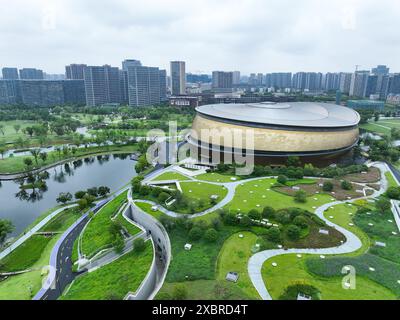 (240613) -- HANGZHOU, 13 juin 2024 (Xinhua) -- une photo prise par un drone aérien le 12 juin 2024 montre le gymnase du parc sportif du canal de Gongshu à Hangzhou, dans la province du Zhejiang, dans l'est de la Chine. Avec une histoire de plus de 2 500 ans, le Grand canal, reliant Pékin et Hangzhou dans la province du Zhejiang de l'est de la Chine, a servi d'artère de transport importante dans la Chine ancienne. Le canal a été classé au patrimoine mondial de l'UNESCO en Chine en juin 2014. Ces dernières années, les autorités locales ont donné la priorité à la protection du site tout en promouvant continuellement la protection du patrimoine culturel, le reu Banque D'Images