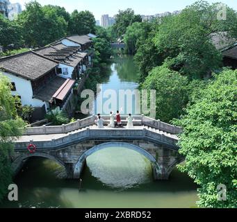 (240613) -- HANGZHOU, 13 juin 2024 (Xinhua) -- une photo de drone aérien prise le 12 juin 2024 montre des touristes visitant le bloc historique et culturel de la rue Xiaohezhi le long du Grand canal à Hangzhou, dans la province du Zhejiang de l'est de la Chine. Avec une histoire de plus de 2 500 ans, le Grand canal, reliant Pékin et Hangzhou dans la province du Zhejiang de l'est de la Chine, a servi d'artère de transport importante dans la Chine ancienne. Le canal a été classé au patrimoine mondial de l'UNESCO en Chine en juin 2014. Ces dernières années, les autorités locales ont donné la priorité à la protection du site tout en continuant à promouvoir Banque D'Images