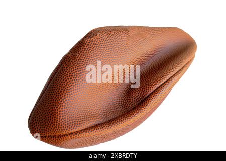 Un ballon de football américain dégonflé isolé sur un fond blanc Banque D'Images