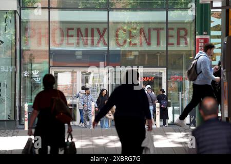 05 juin 2024, Hambourg : vue d'une entrée du centre commercial Phoenix Center Harburg dans le quartier de Harburg. Photo : Marcus Brandt/dpa Banque D'Images