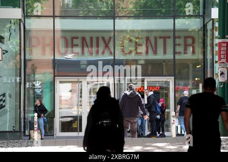 05 juin 2024, Hambourg : vue d'une entrée du centre commercial Phoenix Center Harburg dans le quartier de Harburg. Photo : Marcus Brandt/dpa Banque D'Images