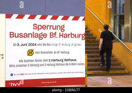 05 juin 2024, Hambourg : un panneau indique le chemin vers le service de bus de remplacement à la gare Harburg Rathaus dans le quartier de Harburg. Le 3 juin, les travaux de construction de la nouvelle gare routière à Harburg ont commencé. Les lignes de bus seront déviées via la station de S-Bahn Harburg Rathaus. Cet arrêt sera également le point de transfert entre le S-Bahn et le bus pour presque toutes les lignes pendant deux ans. La nouvelle gare routière devrait entrer en service au début de l'été 2026. Photo : Marcus Brandt/dpa Banque D'Images