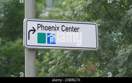 05 juin 2024, Hambourg : vue d'un panneau pour les places de parking au centre commercial Phoenix Center Harburg dans le quartier de Harburg. Photo : Marcus Brandt/dpa Banque D'Images