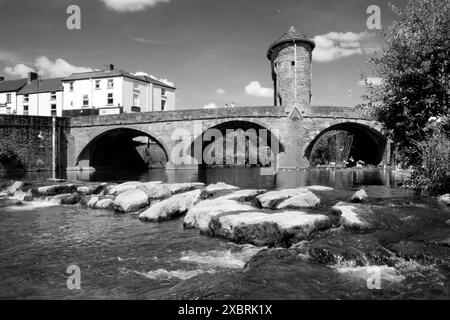 Monnow Bridge and Gateway à Monmouth est le seul pont fluvial fortifié restant en Grande-Bretagne, un bâtiment classé Grade I et monument classé. Banque D'Images