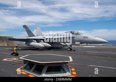 PHILIPPINE SEA (10 juin 2024) le seul porte-avions déployé à l'avant de l'US Navy, l'USS Ronald Reagan (CVN 76), effectue des opérations aériennes près du Banque D'Images
