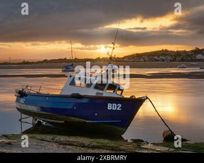 Dernier jour de mai - lever du soleil sur les villages côtiers du nord du Devon d'Instow et Appledore alors que le soleil se brise et illumine le ciel de l'aube et Outg Banque D'Images